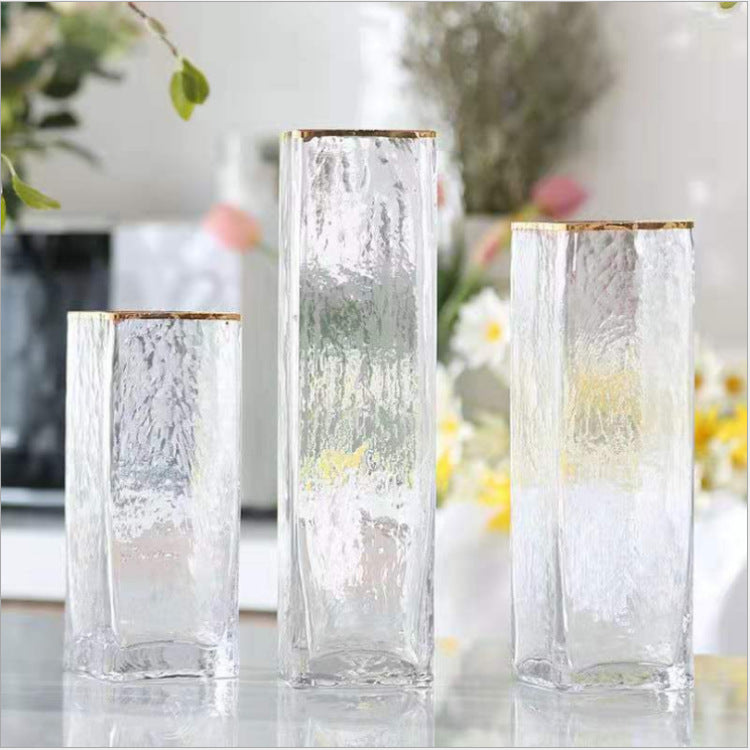 Jarrón Transparente con Detalles Dorados: Decoración Sofisticada