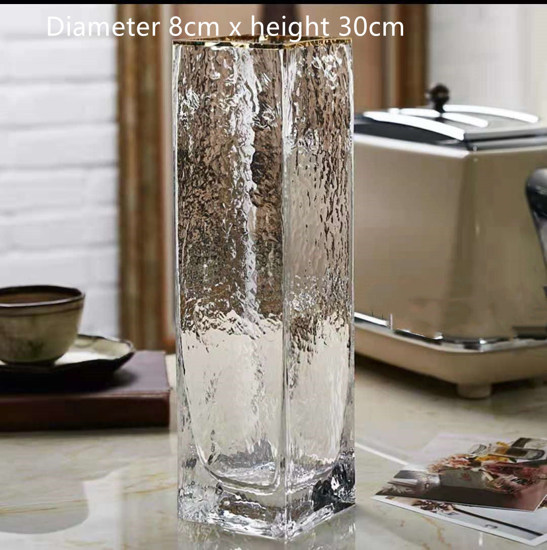 Jarrón Transparente con Detalles Dorados: Decoración Sofisticada