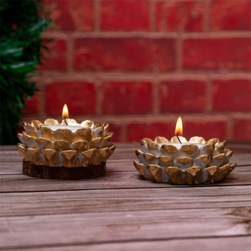 Decoración de Mesa: Piñas con Velas Elegantes